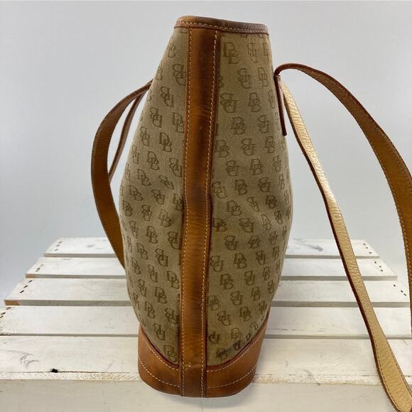 DOONEY & BOURKE TAN CANVAS SIGNATURE PRINT SHOULDER BAG ASIS - Picture 3 of 13